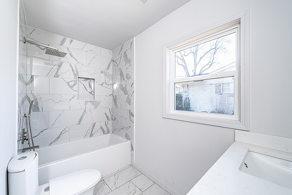 11 E Lakeshore-31