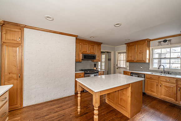 227 W Lakeshore IHC-11