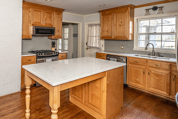 227 W Lakeshore IHC-10