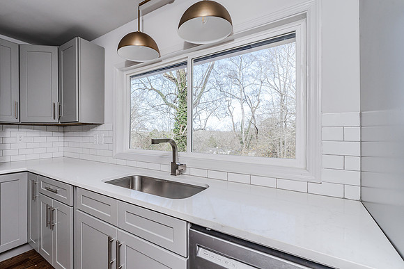 11 E Lakeshore-14